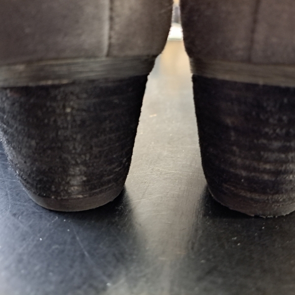 Blondo Chelsea Grey Suede Ankle Booties    Size 8.5 - Picture 4 of 13